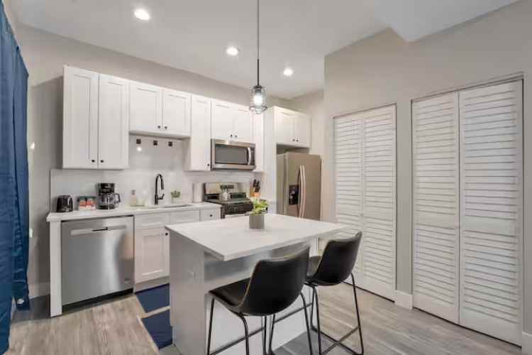 442 N Aberdeen St #1 - Photo 2 of 7