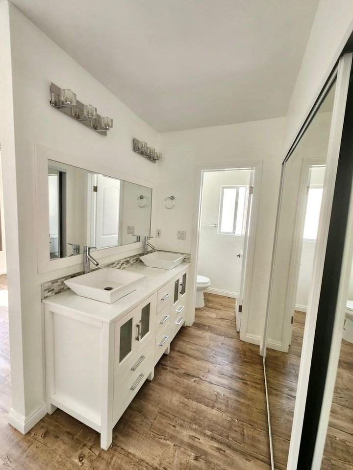 18307 Burbank Blvd - Photo 4 of 10
