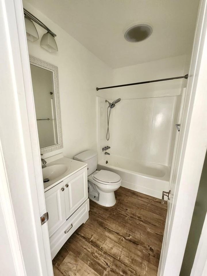 18307 Burbank Blvd - Photo 5 of 10