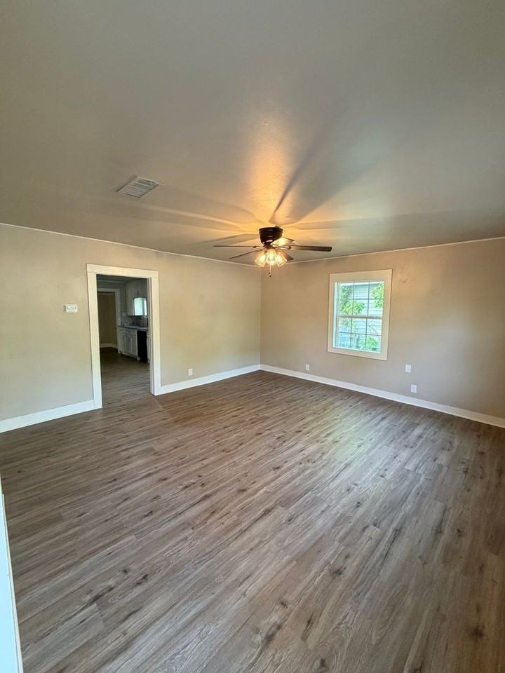 214 S Rowe St - Photo 2 of 9