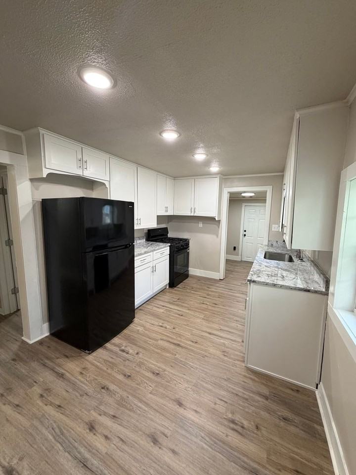 214 S Rowe St - Photo 3 of 9