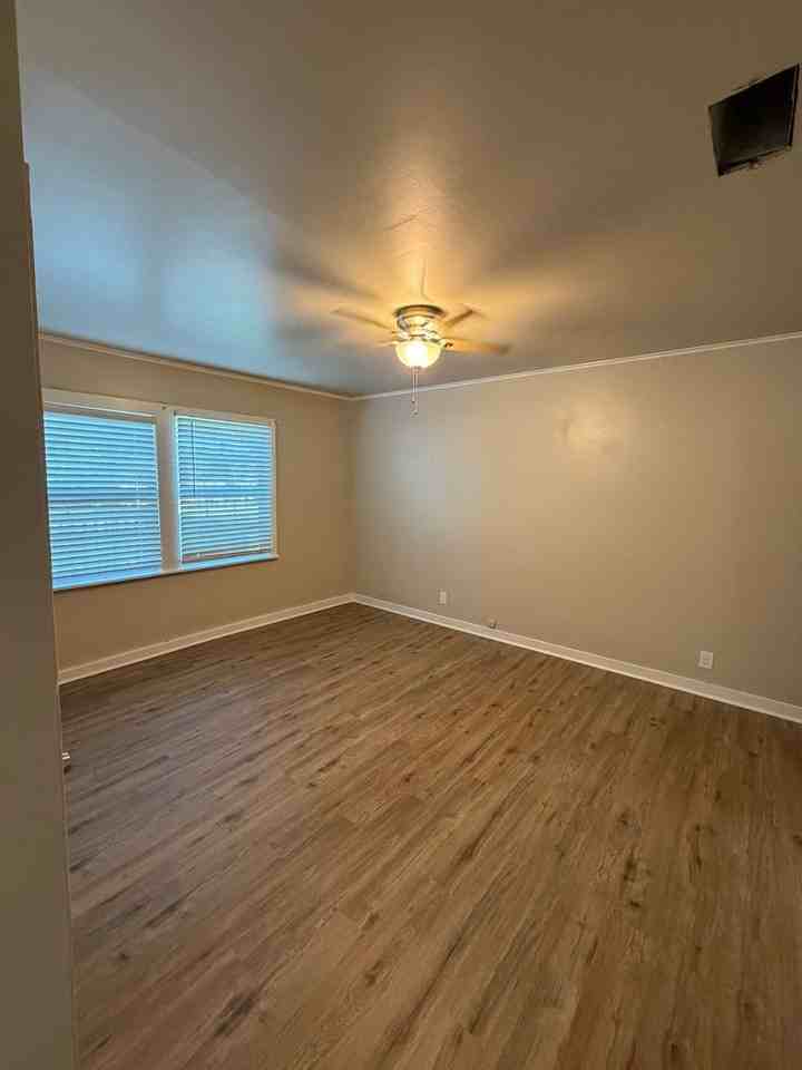 214 S Rowe St - Photo 4 of 9