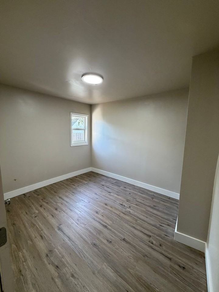 214 S Rowe St - Photo 6 of 9