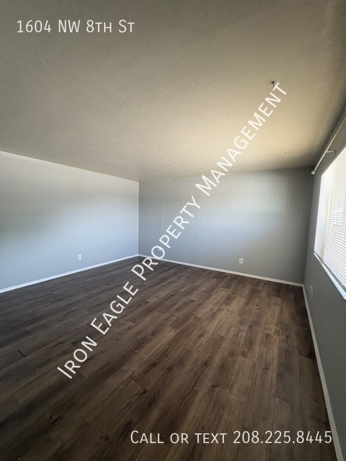 1604 Nw 8th St - Photo 2 of 10