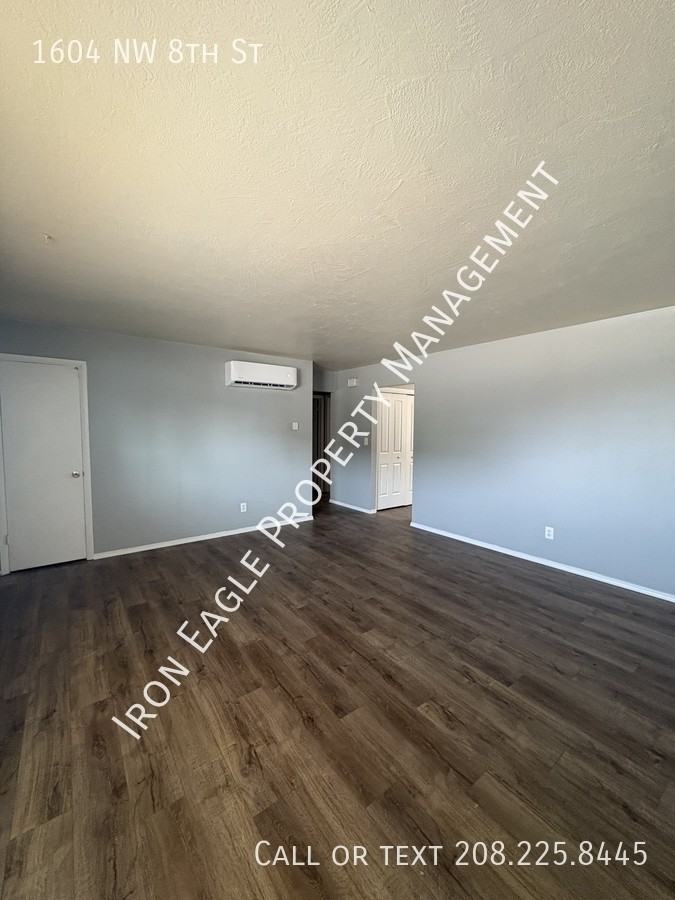 1604 Nw 8th St - Photo 3 of 10