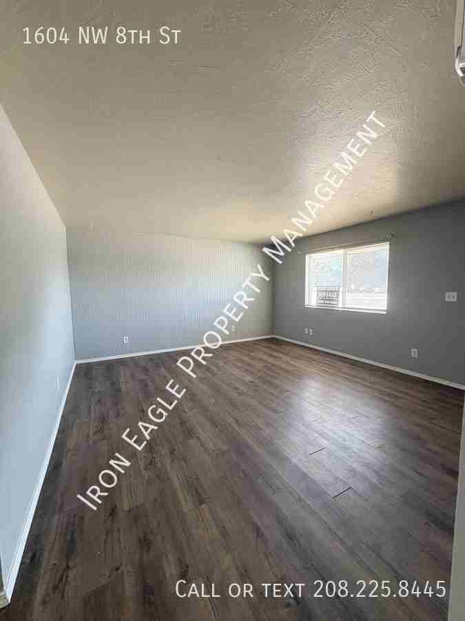 1604 Nw 8th St - Photo 4 of 10