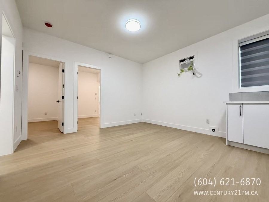7479 149a St Lowr - Photo 2 of 9