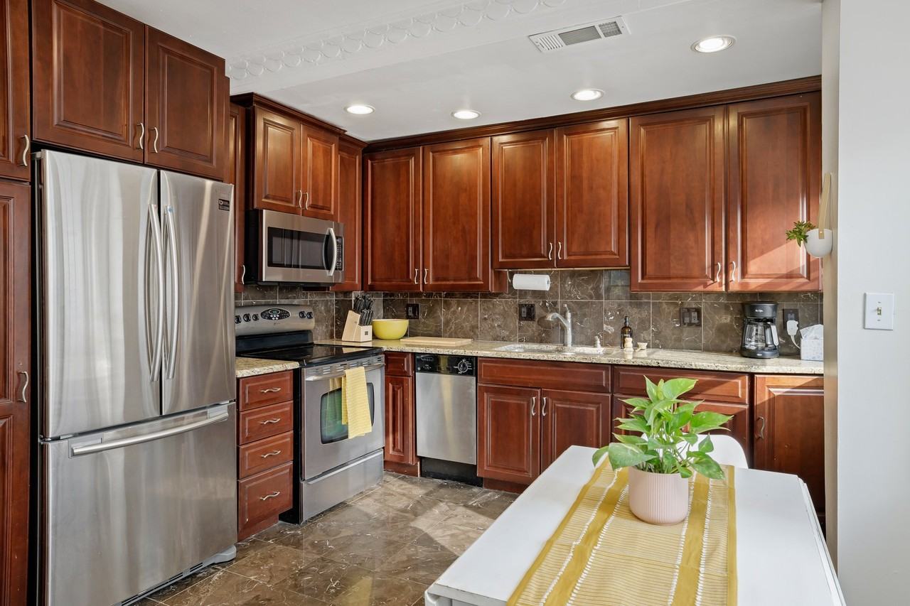 807 W 48th St #504 - Photo 4 of 17