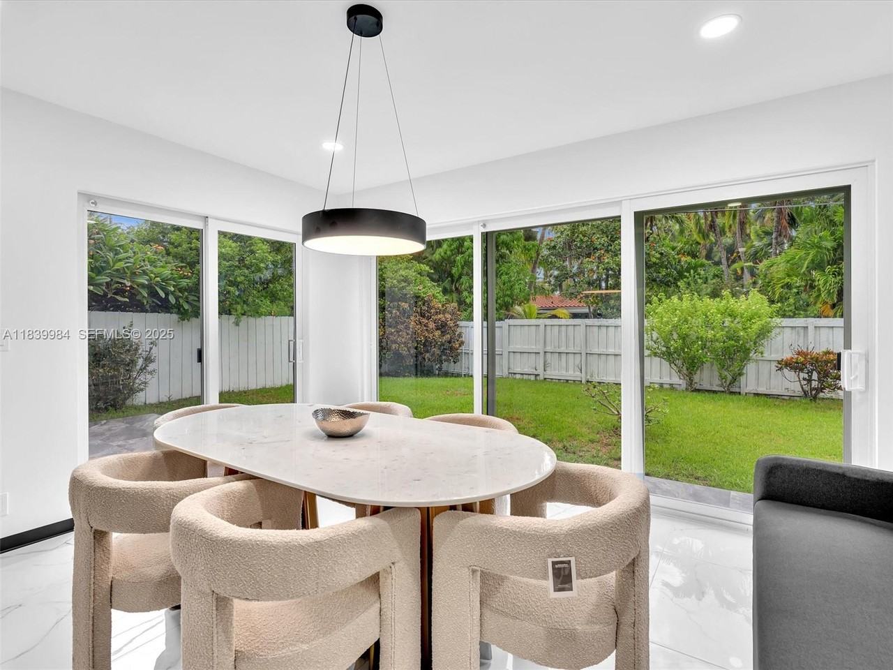 915 North 14th Way - Photo 3 of 33