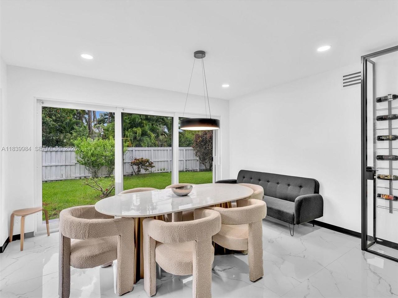 915 North 14th Way - Photo 4 of 33