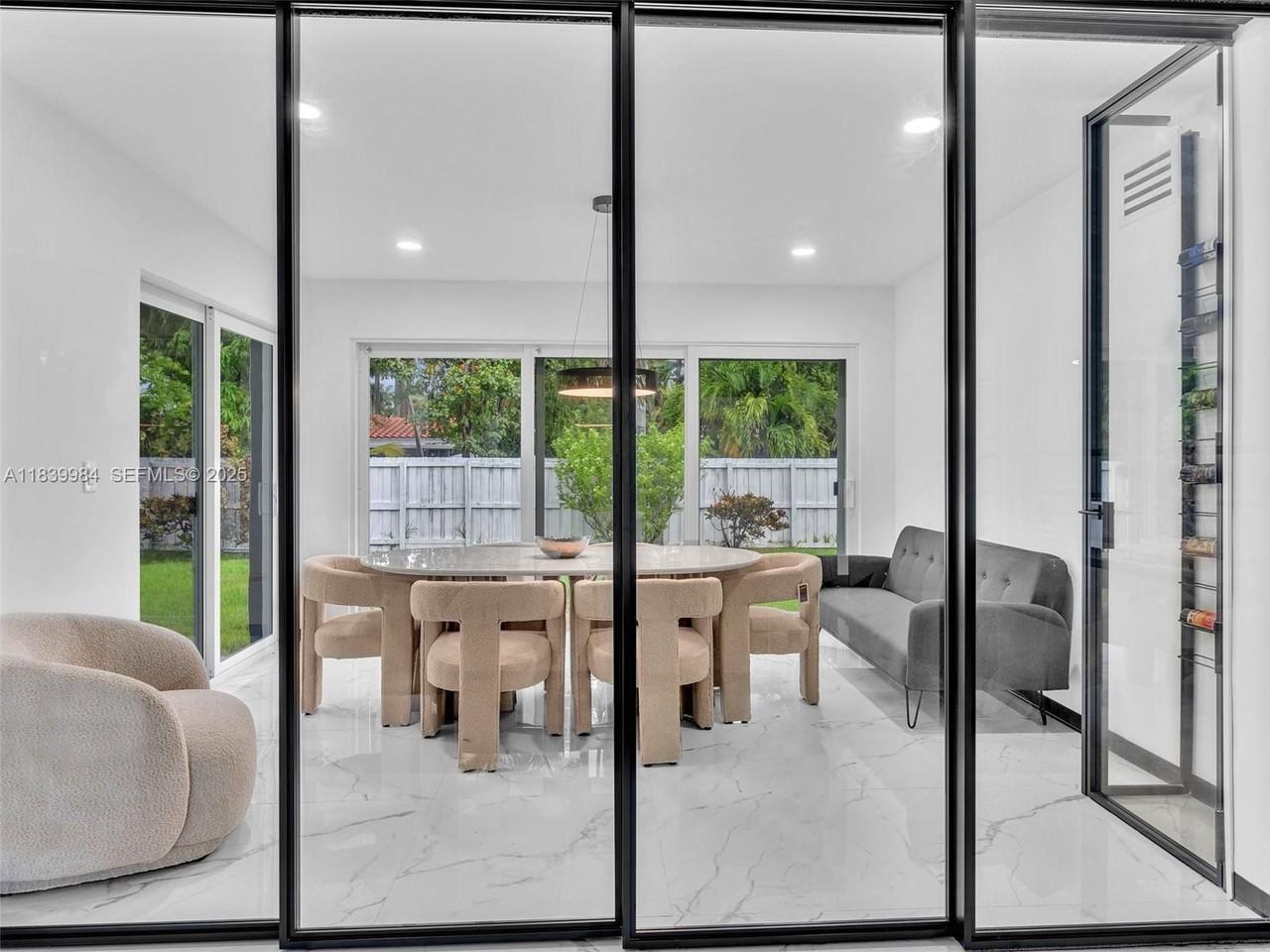 915 North 14th Way - Photo 6 of 33