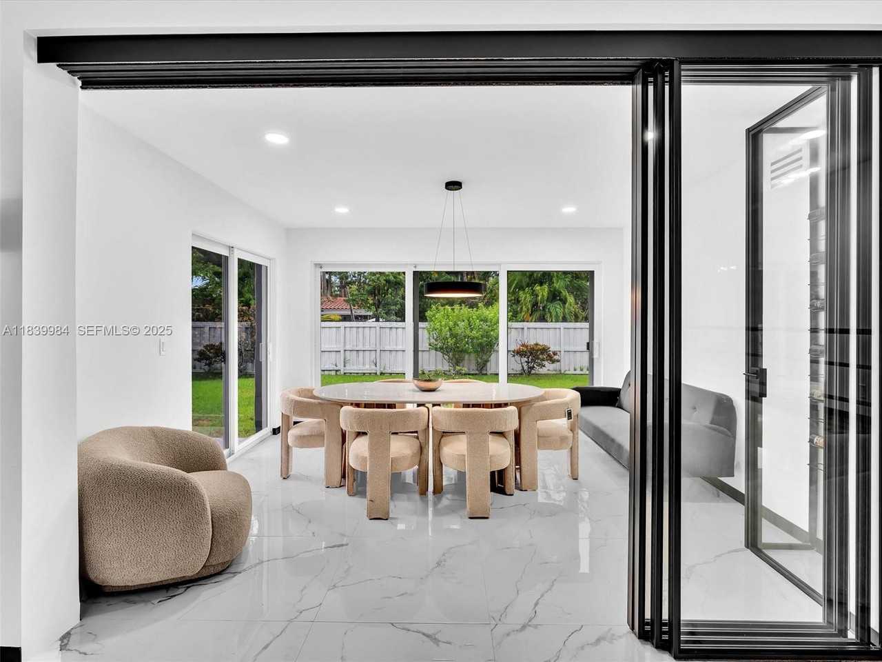 915 North 14th Way - Photo 7 of 33