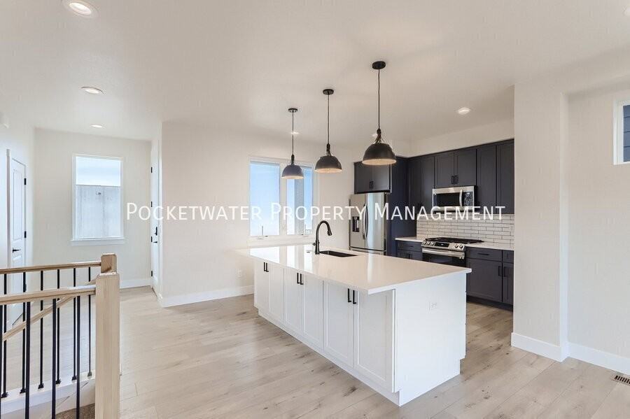 1355 Baker St - Photo 5 of 25