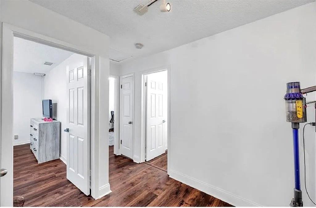 2873 Sarah Dr - Photo 7 of 20