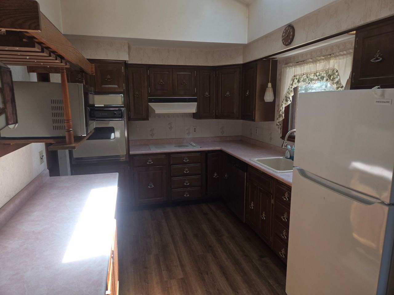 28 Burt St - Photo 5 of 7