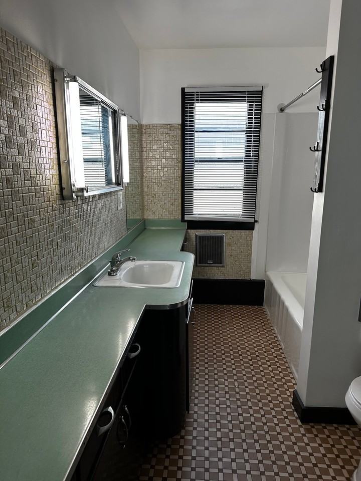 4702 N 44th St - Photo 5 of 8