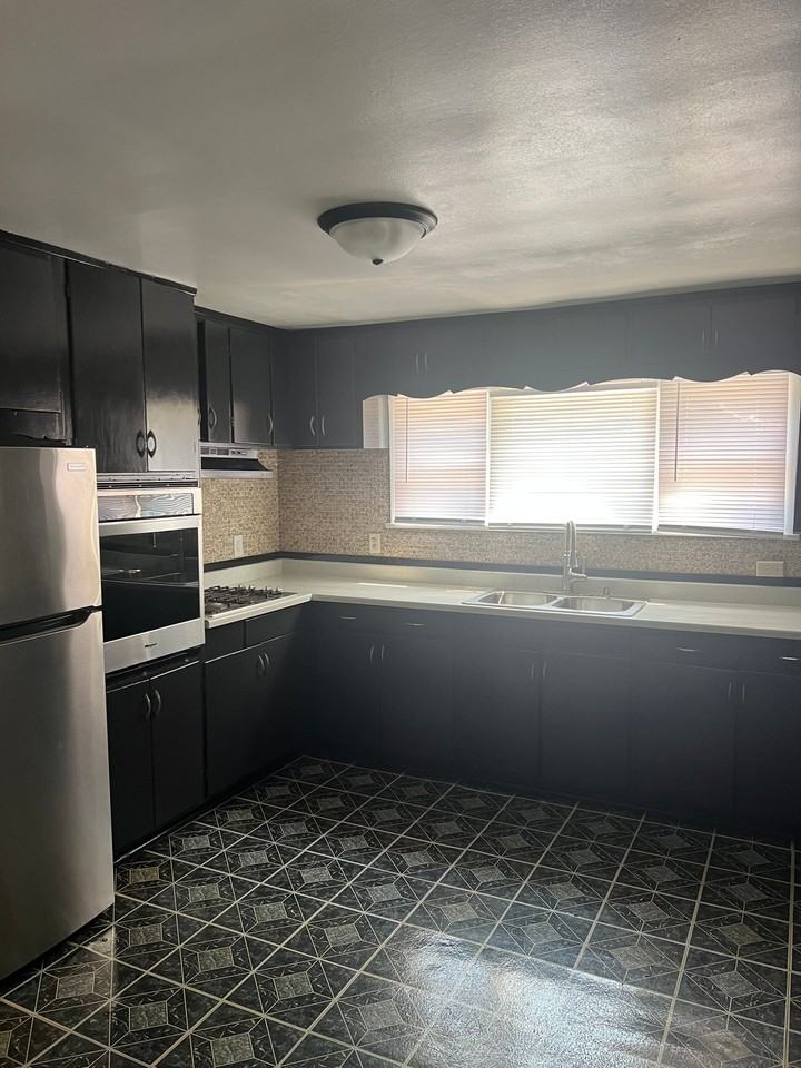 4702 N 44th St - Photo 6 of 8