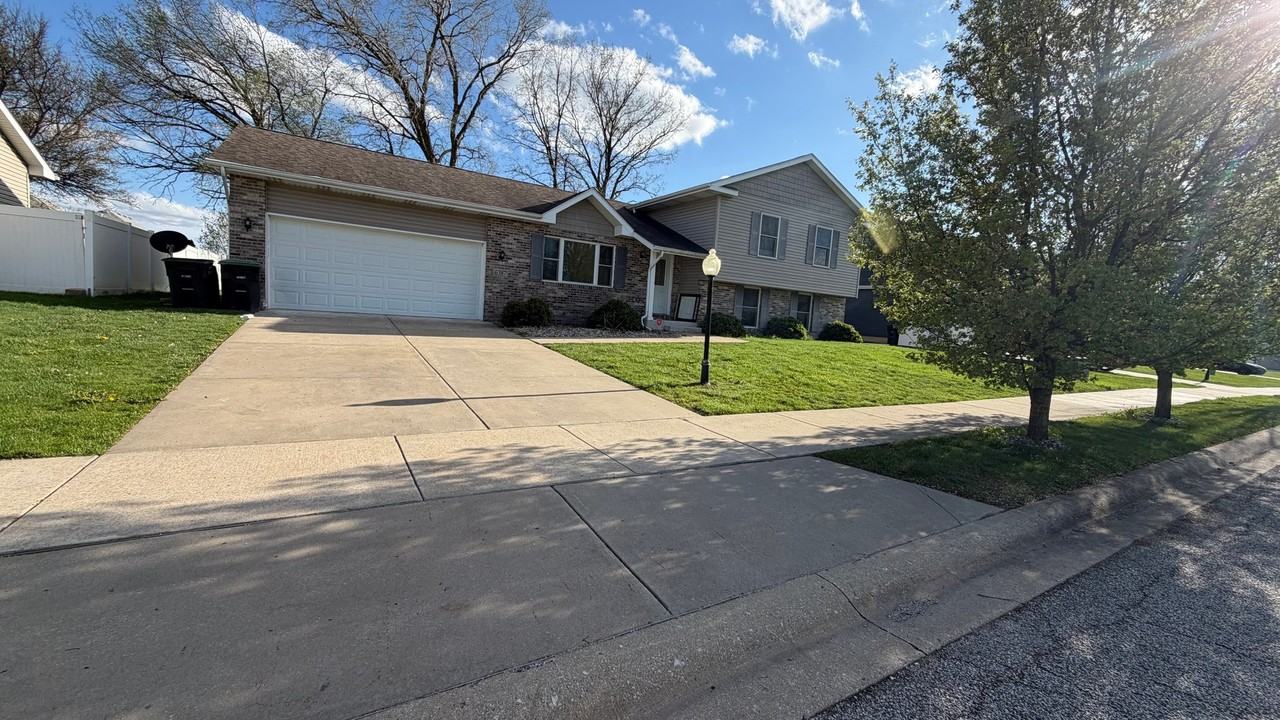 6387 Amanda Dr - Photo 2 of 19