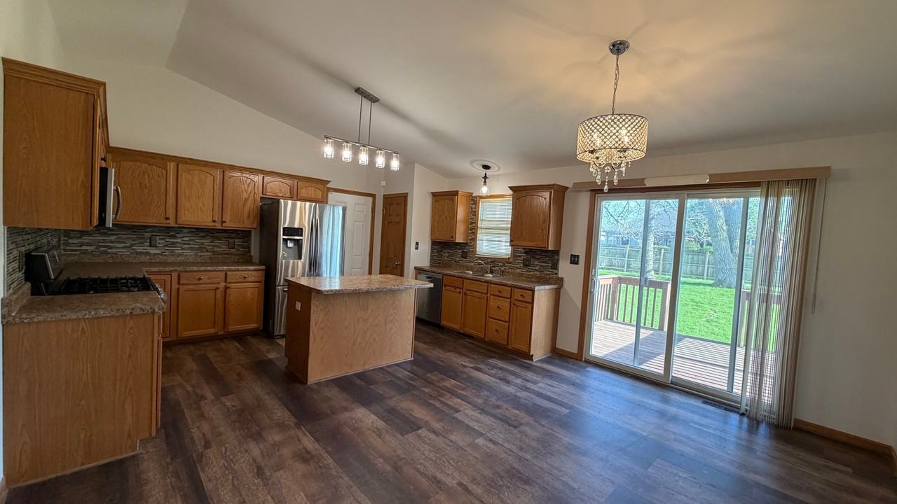 6387 Amanda Dr - Photo 3 of 19