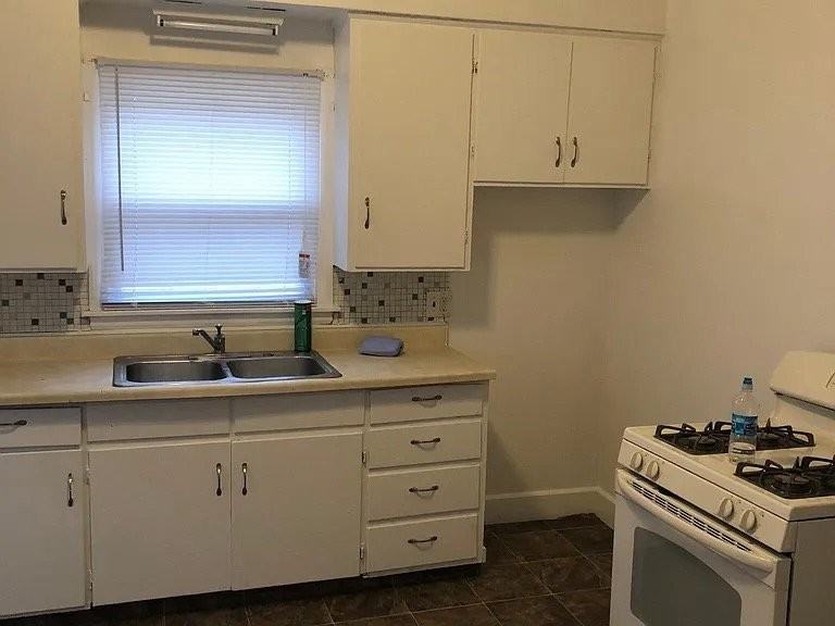 429 Strong Ave - Photo 2 of 13