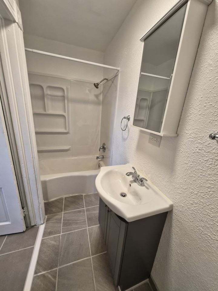 210 1/2 Adams Ave #210-1-2 - Photo 7 of 9