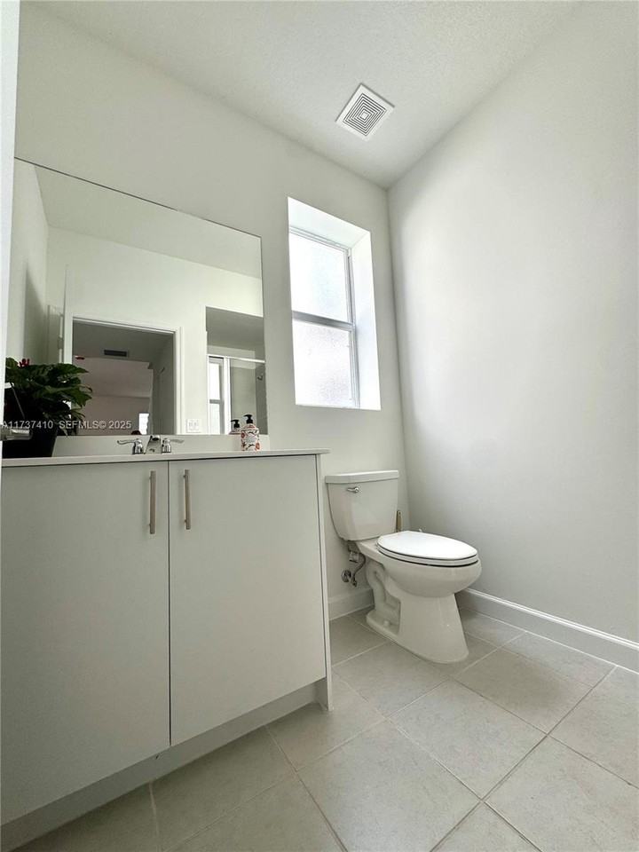 2481 Southeast 25th Avenue - Photo 2 of 33