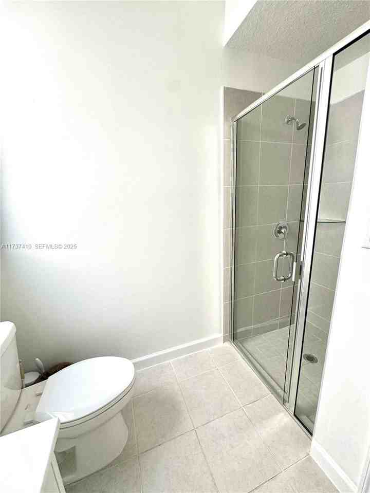 2481 Southeast 25th Avenue - Photo 3 of 33