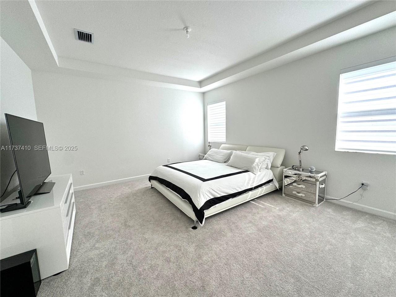 2481 Southeast 25th Avenue - Photo 4 of 33