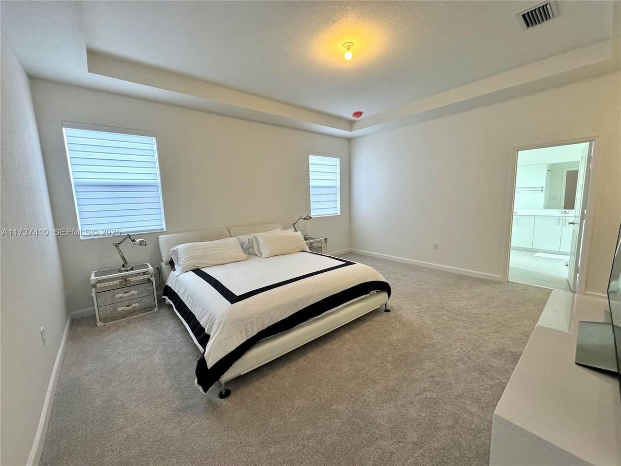 2481 Southeast 25th Avenue - Photo 5 of 33