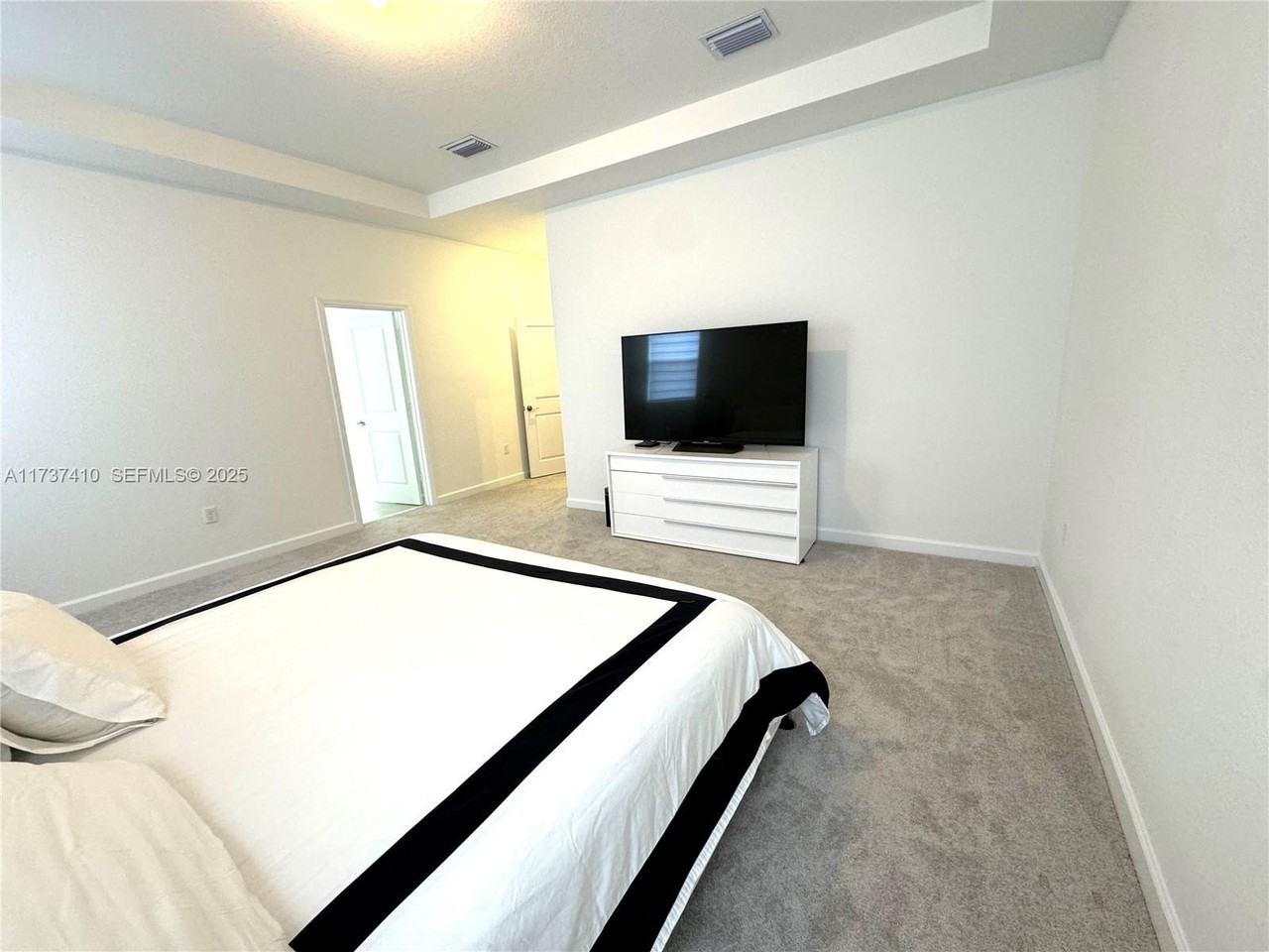 2481 Southeast 25th Avenue - Photo 6 of 33