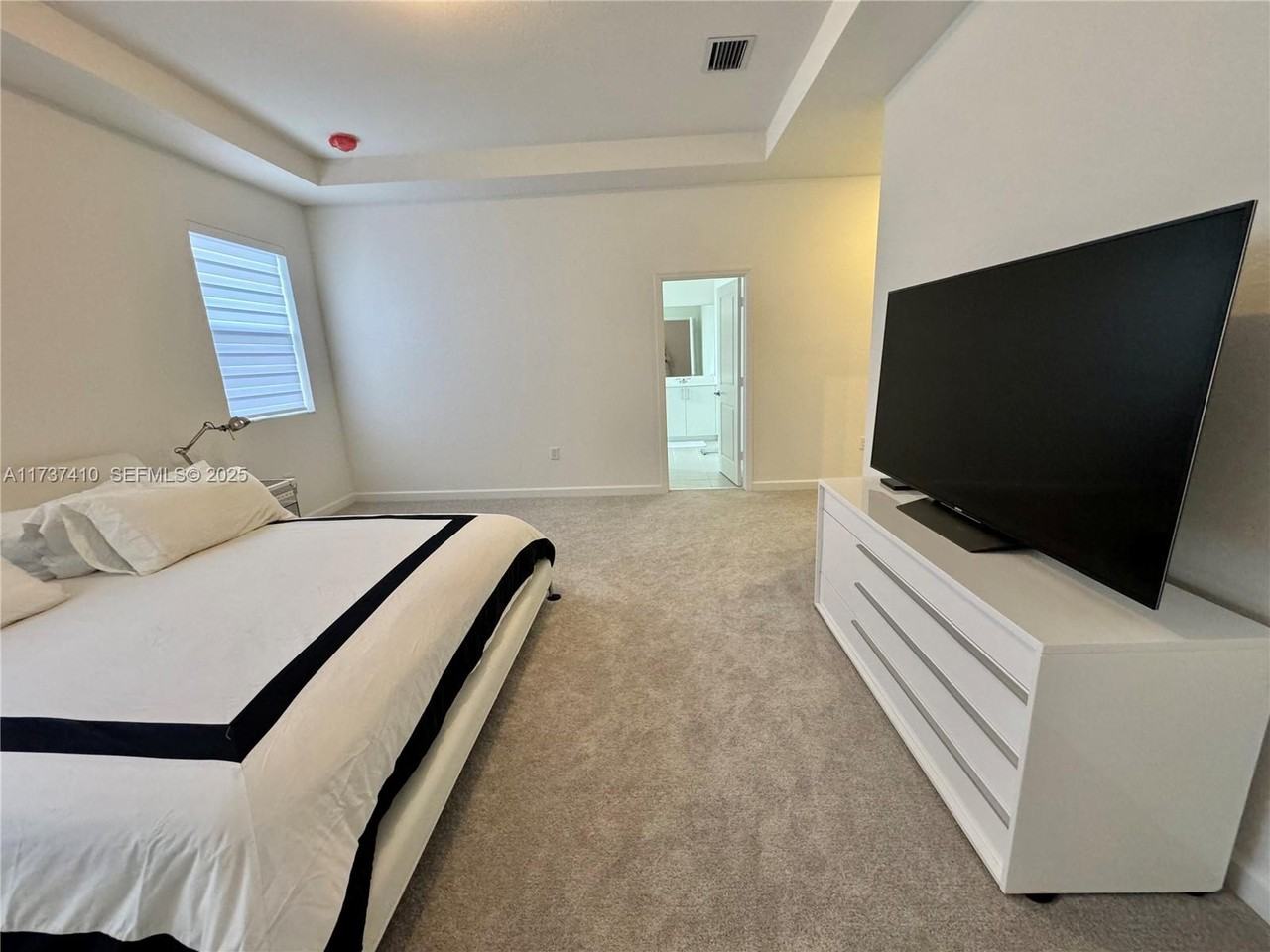 2481 Southeast 25th Avenue - Photo 7 of 33