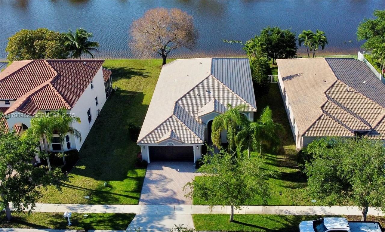 14365 Northwest 15th Street - Photo 5 of 33