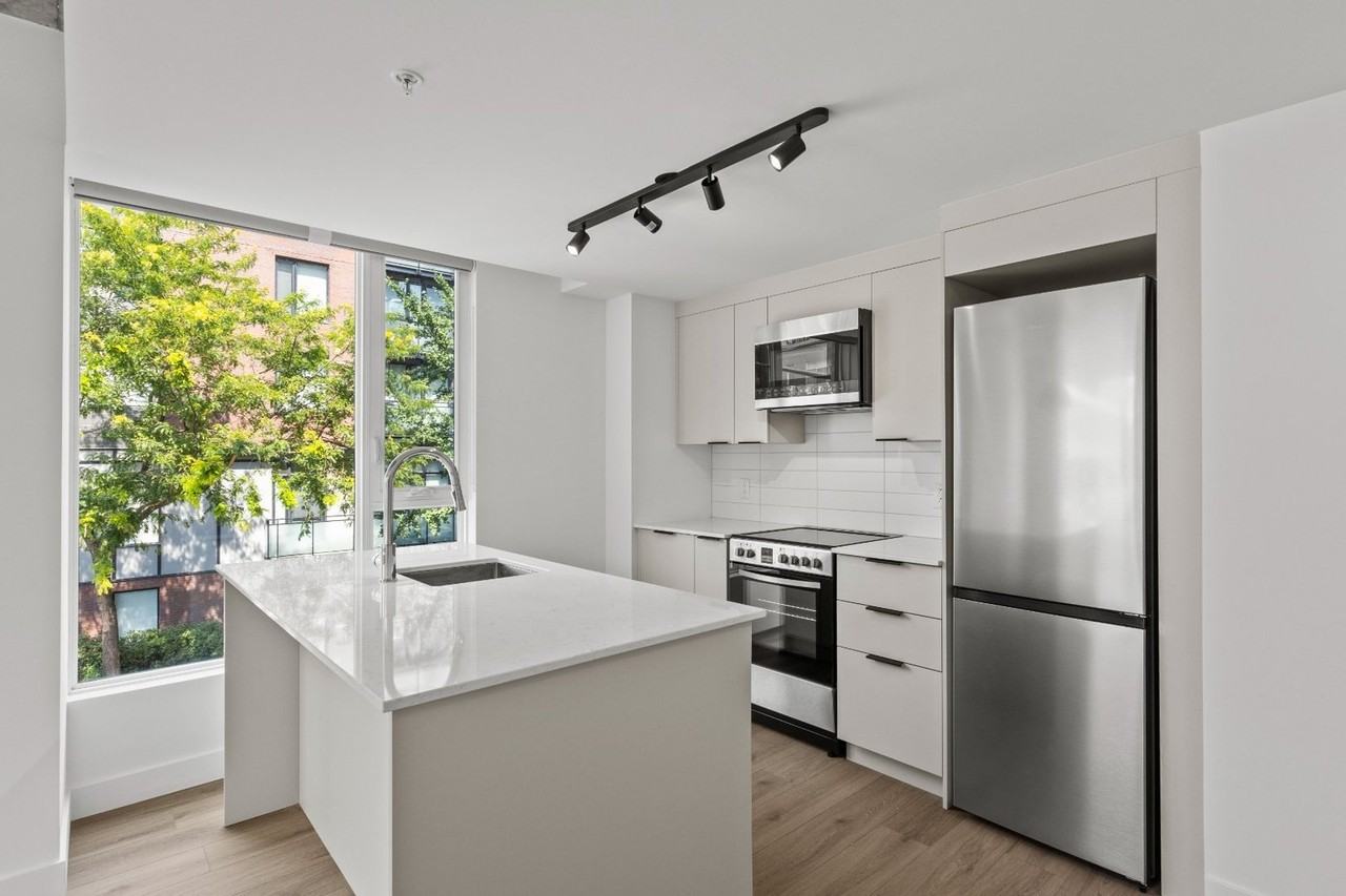 2198 Boul De Maisonneuve E - Photo 2 of 21