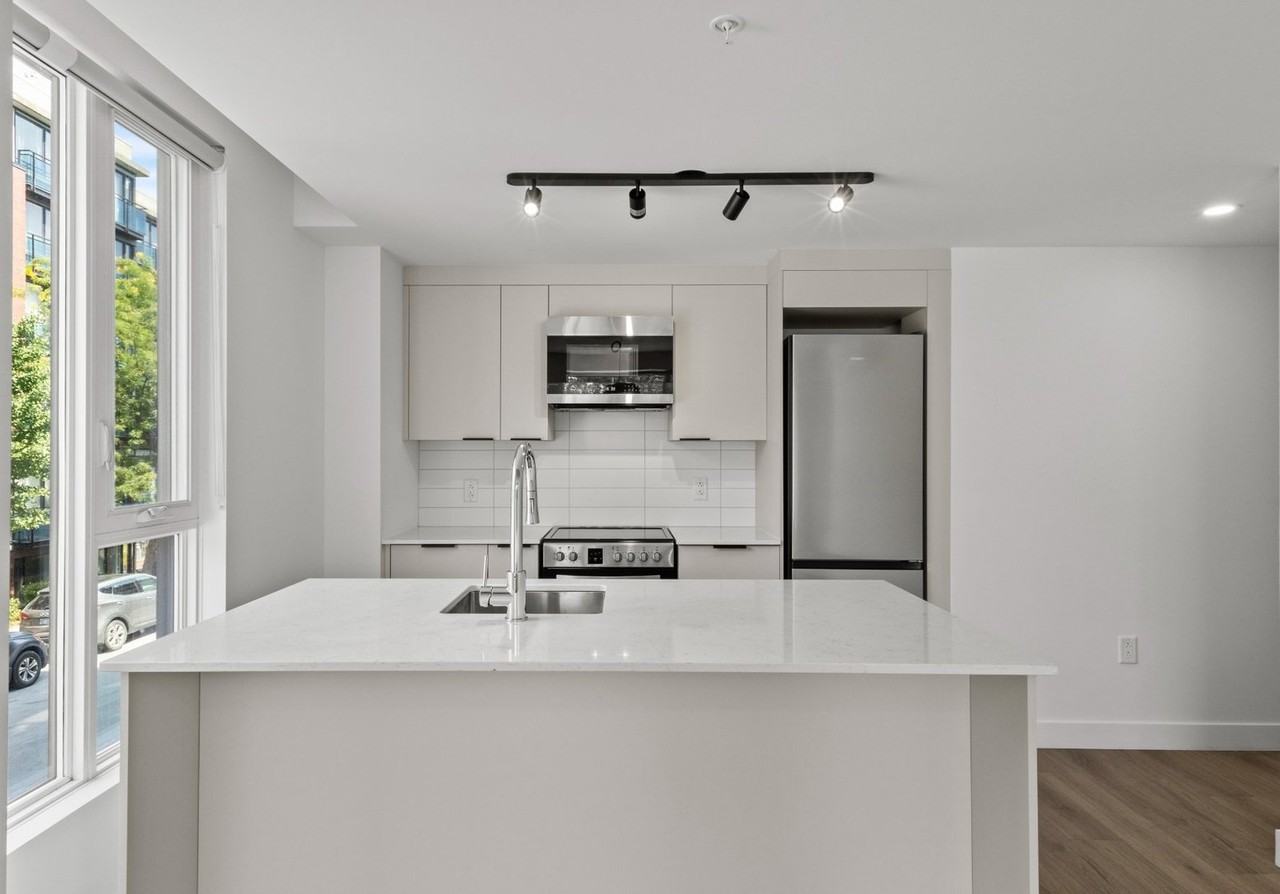 2198 Boul De Maisonneuve E - Photo 3 of 21