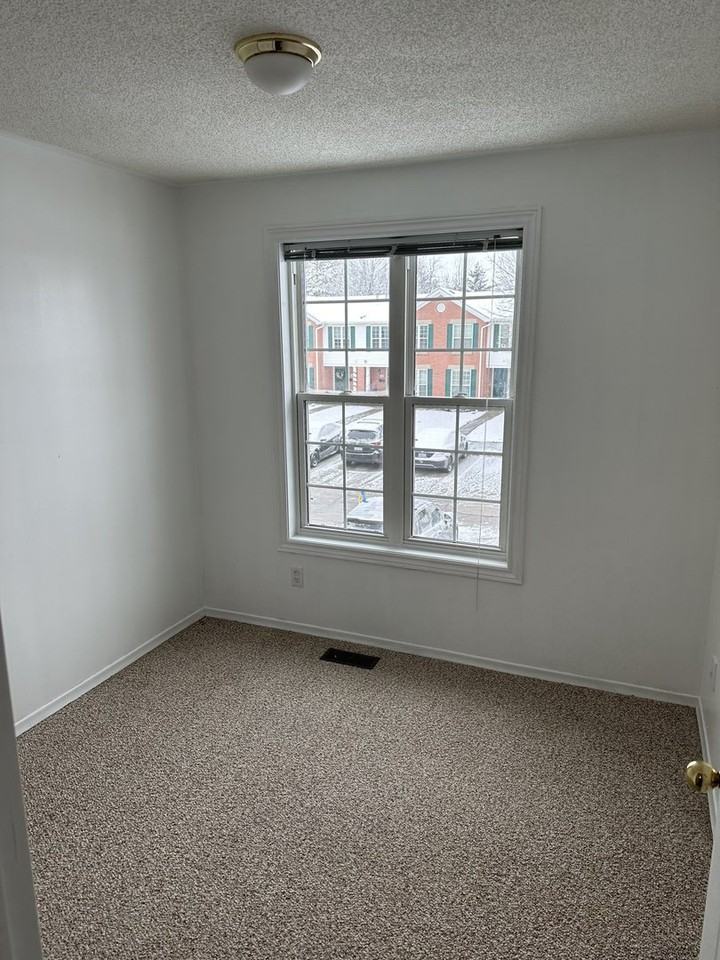 465 Woolwich St - Photo 4 of 17