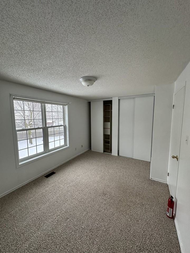 465 Woolwich St - Photo 6 of 17