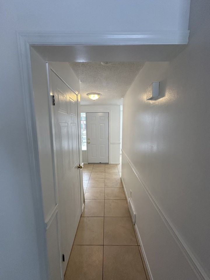 465 Woolwich St - Photo 7 of 17