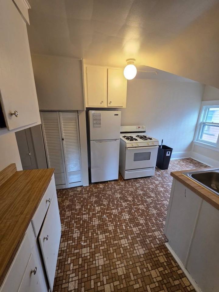 523 West 9th Street - Photo 6 of 9