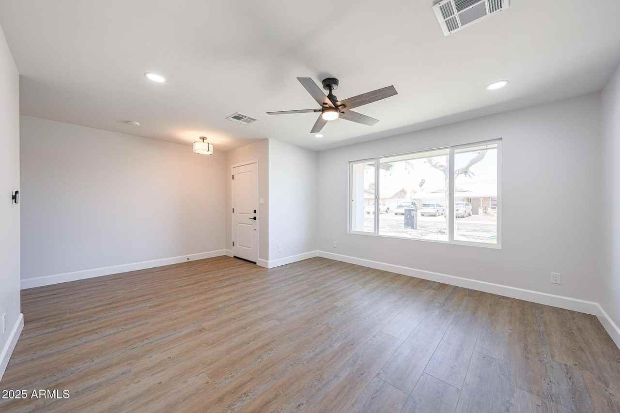 11202 N 43rd Dr - Photo 5 of 35