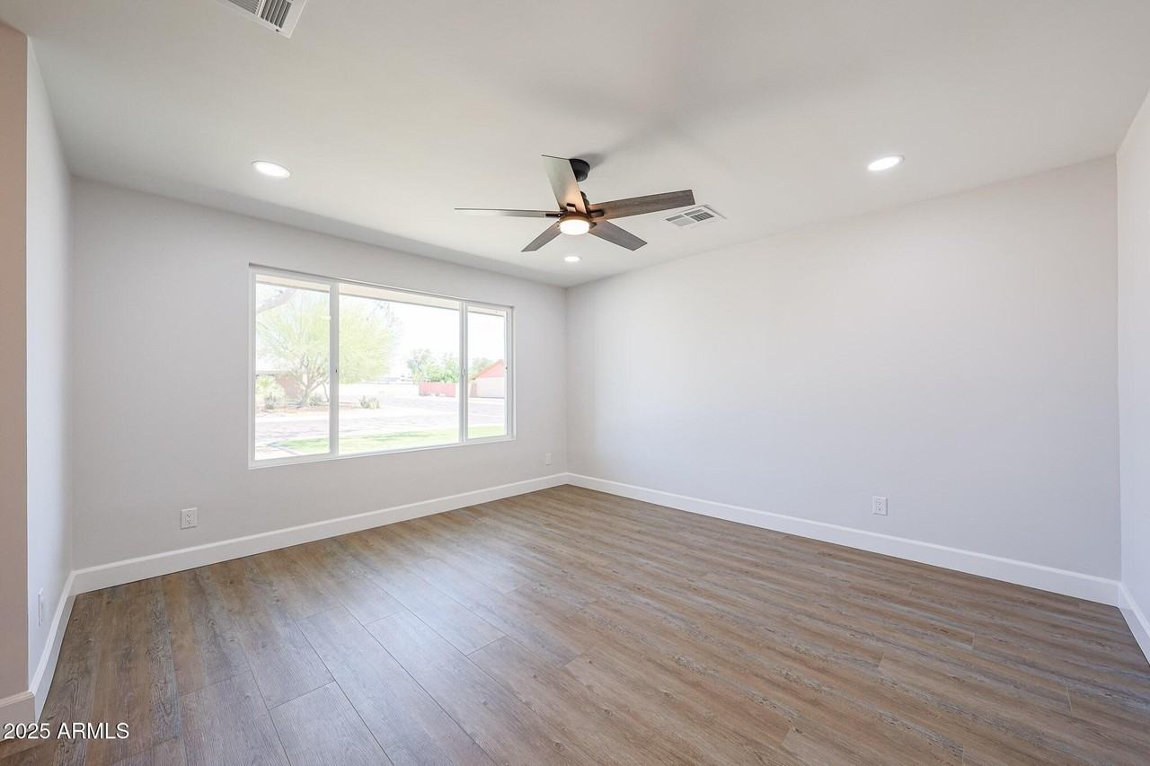 11202 N 43rd Dr - Photo 6 of 35