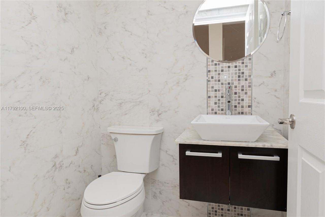 11201 Northwest 73rd Street - Photo 2 of 31