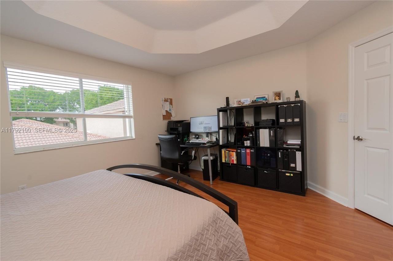 11201 Northwest 73rd Street - Photo 3 of 31