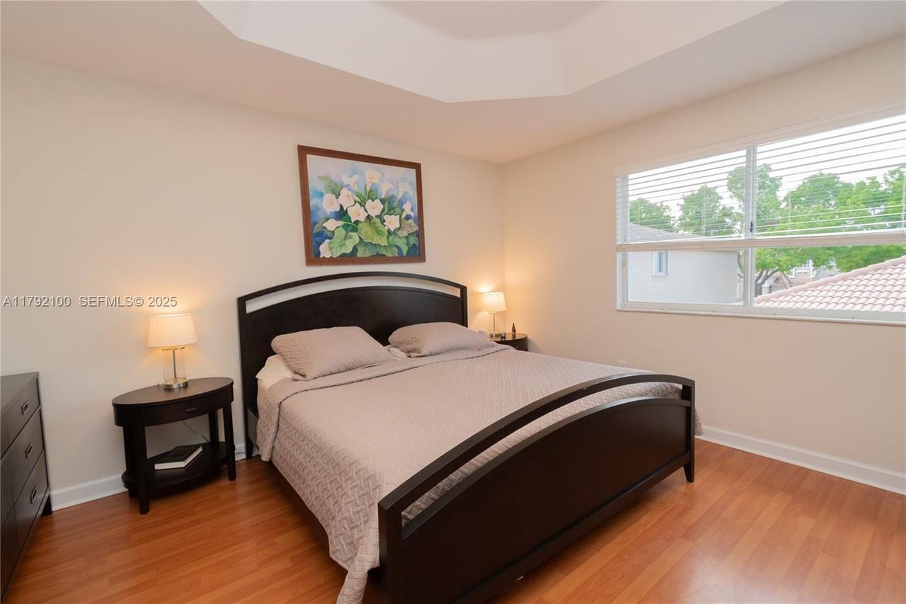 11201 Northwest 73rd Street - Photo 4 of 31