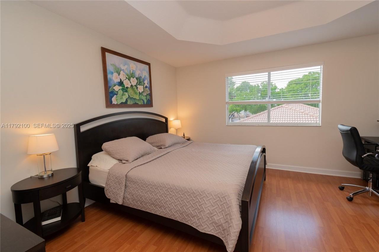 11201 Northwest 73rd Street - Photo 5 of 31