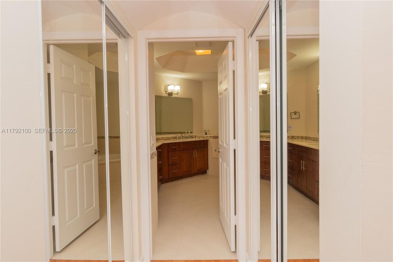 11201 Northwest 73rd Street - Photo 6 of 31