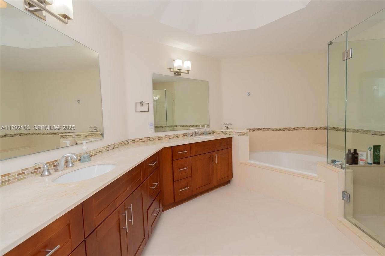 11201 Northwest 73rd Street - Photo 7 of 31