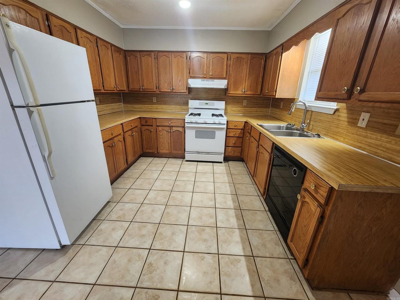 308 Ne 2nd St - Photo 2 of 9