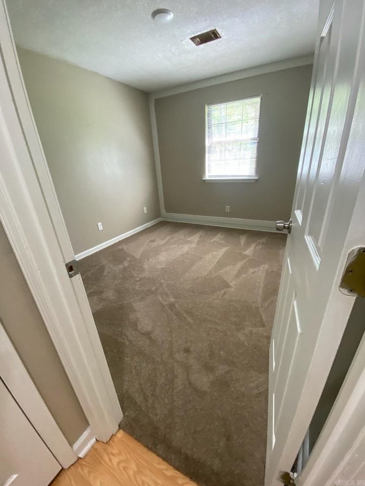 308 Ne 2nd St - Photo 6 of 9