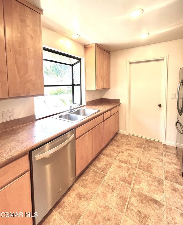 1045 Marvista Ave - Photo 4 of 27