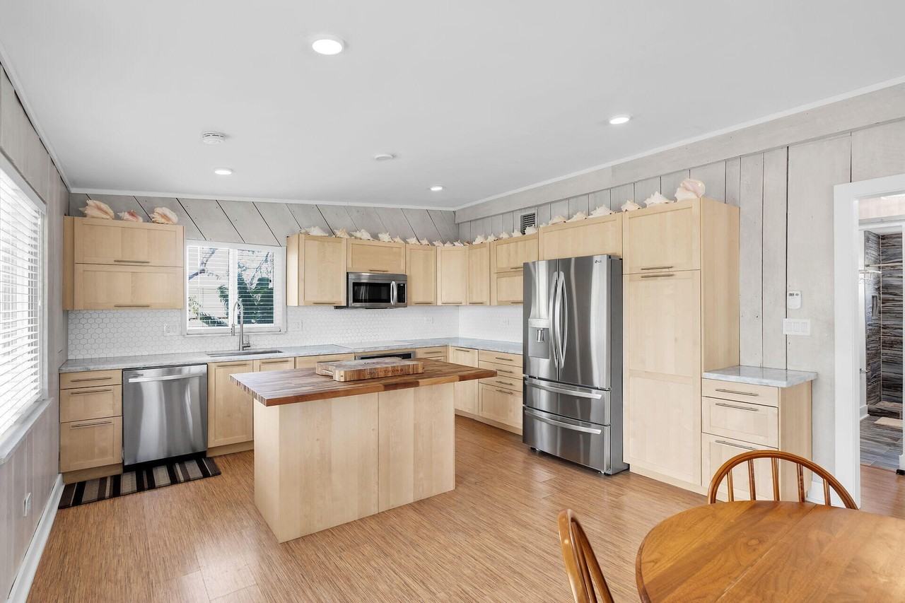 154 Hibiscus St - Photo 2 of 18